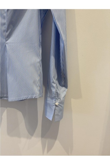 CAMISA ENTALLADA AZUL CLARO